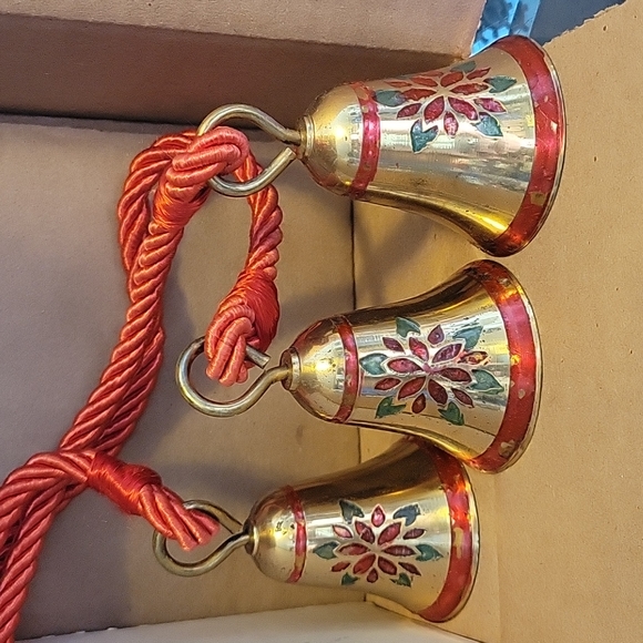 VINTAGE SANTAS WORLD 3 SOLID BRASS BELLS POINSETTIAS DOOR HANGER KURT'S ADLER - Picture 4 of 7